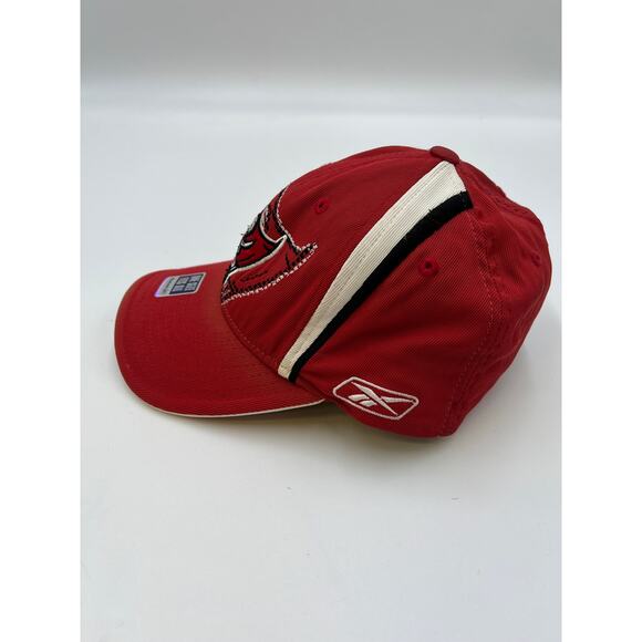Tampa Bay Buccaneers flex fit NFL Red and Black Hat - Picture 2 of 5